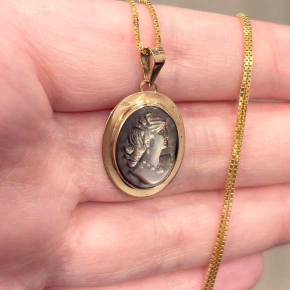 Vintage 14K Gold Cameo Pendant: Brown Mother of Pearl Mid Century Necklace - Picture 6 of 13